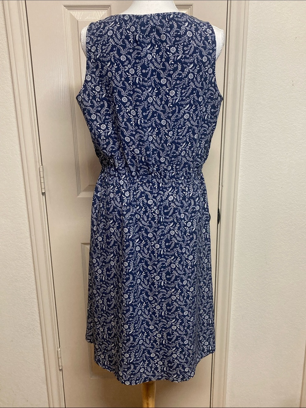 Old Navy V-neck Elastic Waist Sleeveless Dress Blue White Floral Sz L/tall - Picture 4 of 8